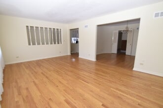 5025 Carol St, Unit 1 in Skokie, IL - Foto de edificio - Building Photo