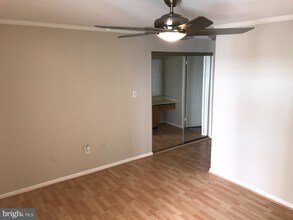 7598 Lakeside Village Dr-Unit -L in Falls Church, VA - Foto de edificio - Building Photo