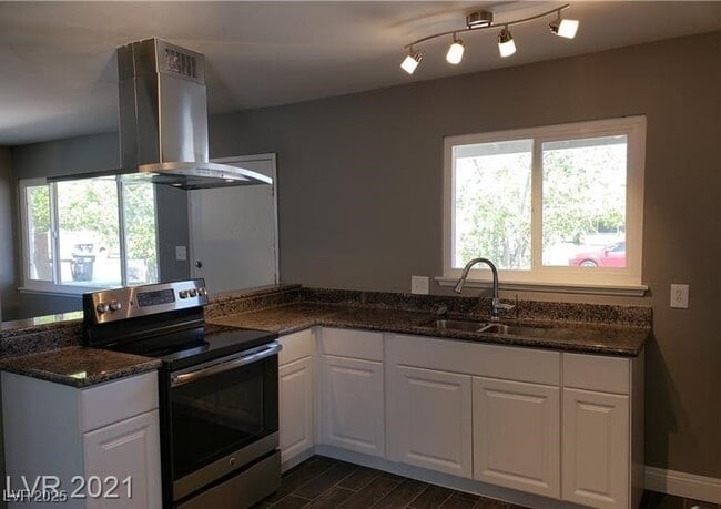 property at 3115 E Dillon Ave