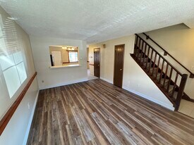 975 Meriden Rd, Unit 109 in Waterbury, CT - Building Photo