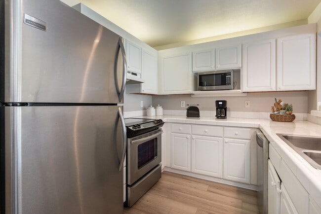 263 N Hayden Bay Dr in Portland, OR - Building Photo - Building Photo