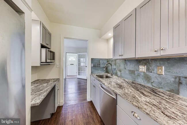 5516 Greentree Rd in Bethesda, MD - Building Photo - Building Photo