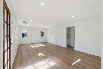 744 Gladys Ave in Long Beach, CA - Foto de edificio - Building Photo