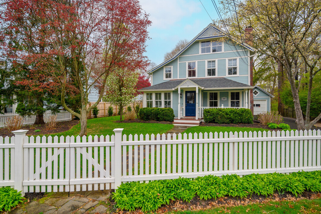 25 Evergreen Ave in Westport, CT - Building Photo