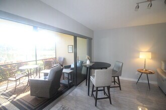 505 Lake Louise Cir in Naples, FL - Foto de edificio - Building Photo