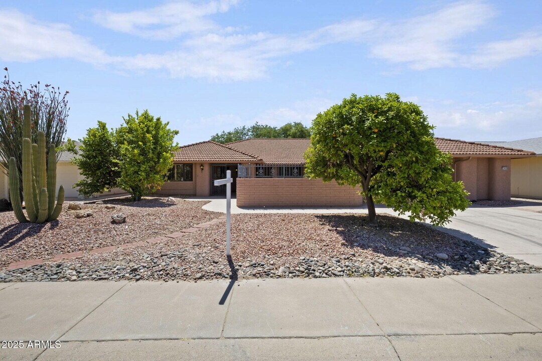 12433 W Fieldstone Dr in Sun City West, AZ - Building Photo