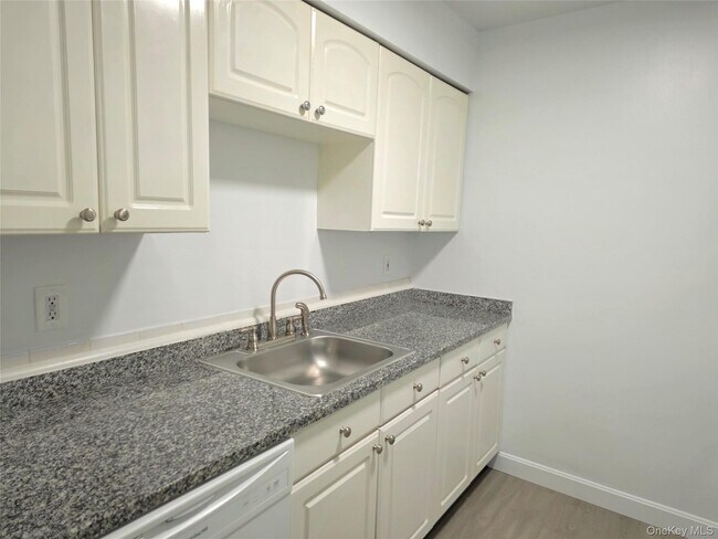 1506 Cortland Dr in Newburgh, NY - Foto de edificio - Building Photo