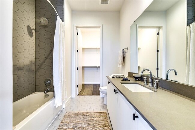 800 Embassy Dr, Unit 420 in Austin, TX - Foto de edificio - Building Photo