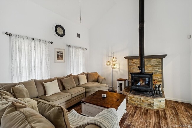 119 Vineyard Way in Aquebogue, NY - Foto de edificio - Building Photo