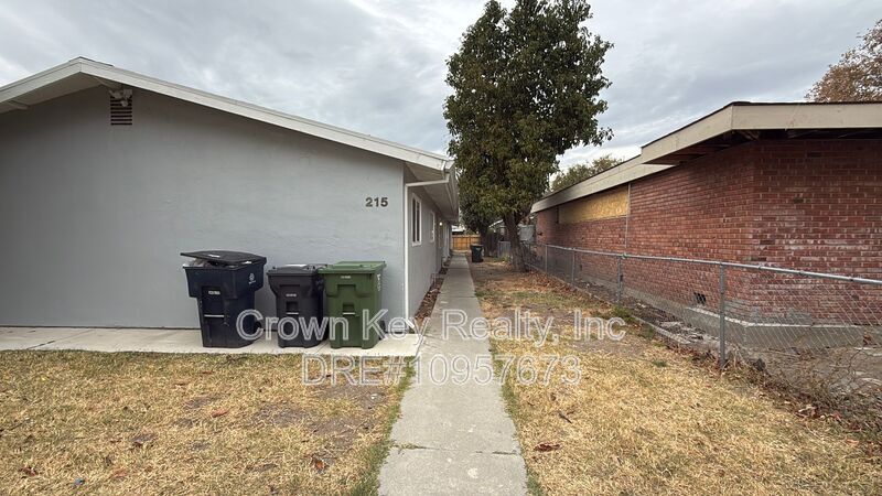 215 W 9th St-Unit -215 W 9th Street Unti A in Tracy, CA - Building Photo