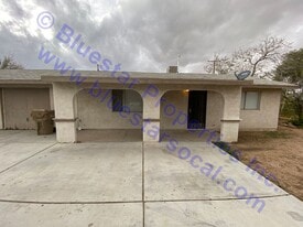 16014 Yucca St in Hesperia, CA - Building Photo
