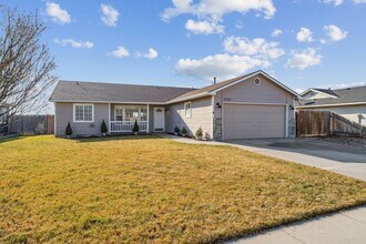 7557 Arlington Dr in Nampa, ID - Building Photo - Building Photo