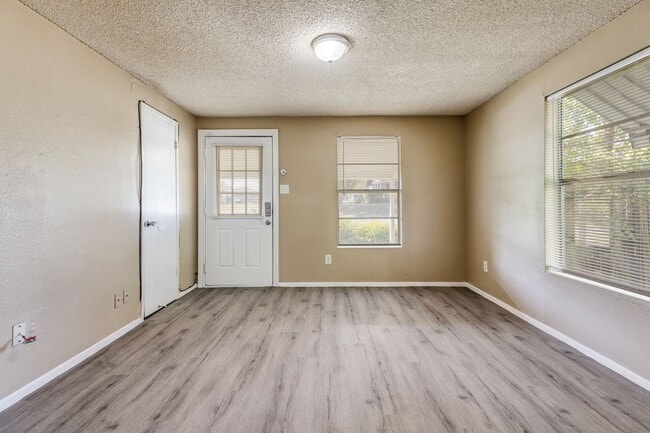 8100 Doreen Ave in Fort Worth, TX - Foto de edificio - Building Photo