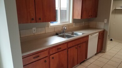 312 N Silver Lake Ave, Unit B in Medical Lake, WA - Building Photo - Building Photo