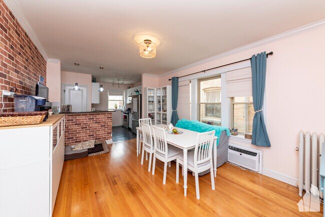property at 1907 W Winona St