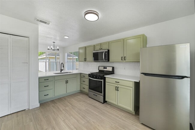 1413 Featherstone St in Houston, TX - Building Photo - Building Photo