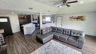 9735 Stonemont Rd in La Porte, TX - Building Photo - Building Photo