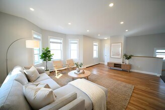 19 Roberts Street, Unit 3 in Brookline, MA - Foto de edificio - Building Photo
