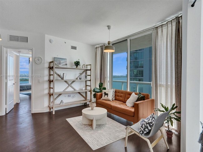 480 NE 30th St in Miami, FL - Foto de edificio - Building Photo