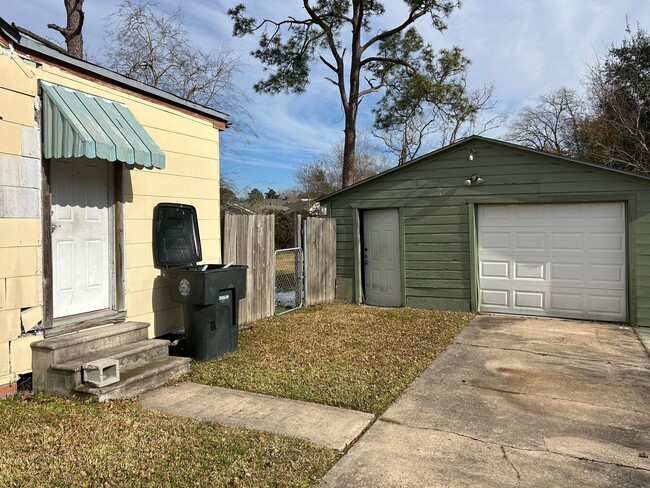 3410 Canal Ave in Groves, TX - Building Photo - Building Photo