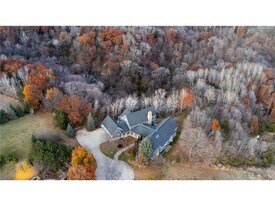 1560 Bluff Creek Dr in Chaska, MN - Building Photo