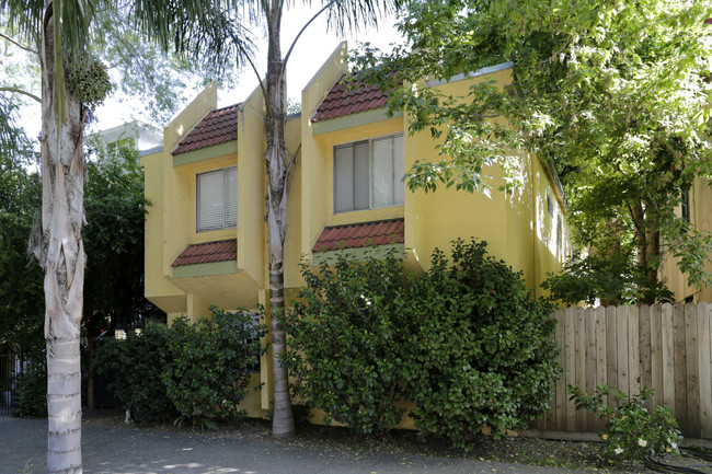 2415 P St in Sacramento, CA - Foto de edificio - Building Photo