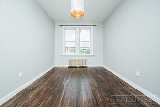 Large 2 Bedroom Apt in Bushwick! in Brooklyn, NY - Building Photo - Building Photo