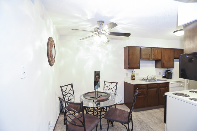 Raintree Apartments in Topeka, KS - Foto de edificio - Interior Photo