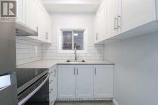 199 Augusta Ave in Toronto, ON - Building Photo