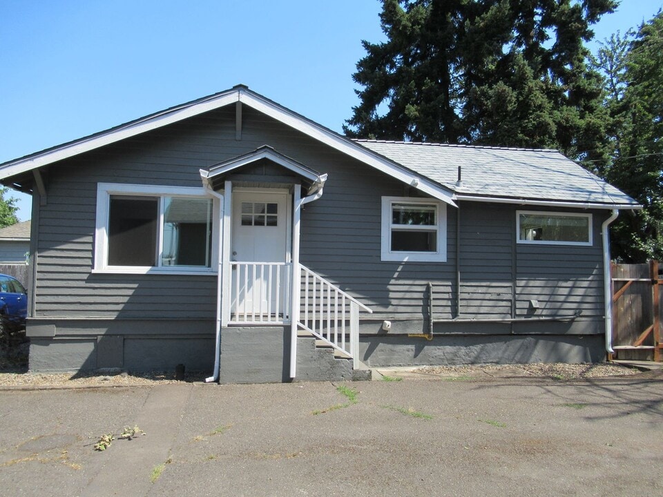 1385 Hines St SE in Salem, OR - Building Photo