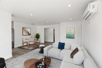 8777 Cadillac Ave, Unit 1 in Los Angeles, CA - Foto de edificio - Building Photo