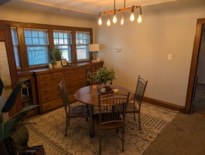 5725 W Wells St in Wauwatosa, WI - Foto de edificio - Building Photo