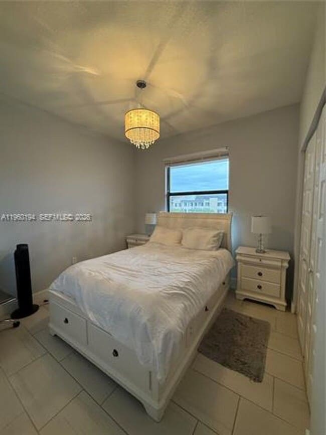 7815 NW 104th Ave in Doral, FL - Foto de edificio - Building Photo