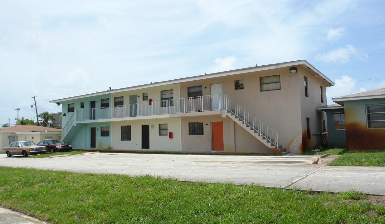 3225 Avenue  J in West Palm Beach, FL - Building Photo