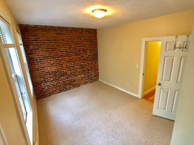 82 Phillips St, Unit 2 in Boston, MA - Foto de edificio - Building Photo