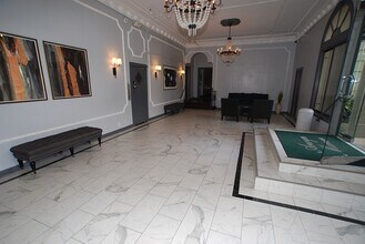Arwyn Manor Apartments...New York Style..Newly Remodeled Apartments...Hardwood Floors! CALL NOW! in Los Angeles, CA - Building Photo - Building Photo