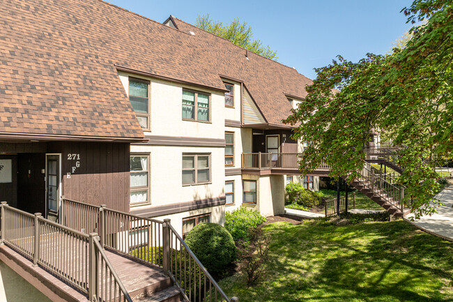 Green Tree Run Condos in Philadelphia, PA - Building Photo - Building Photo