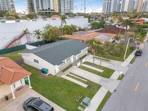 18717 Atlantic Blvd in Sunny Isles Beach, FL - Foto de edificio - Building Photo