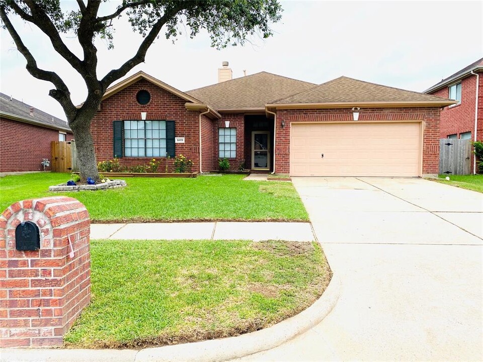 16818 Anchor Pk in Friendswood, TX - Building Photo