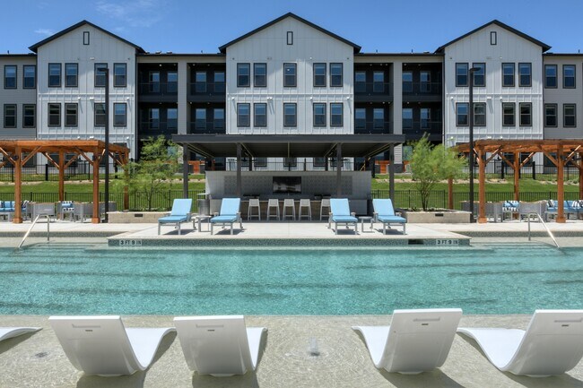 Alta Westover Hills in San Antonio, TX - Foto de edificio - Building Photo