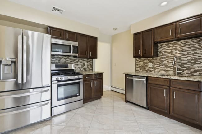 822 Pompton Ave, Unit 822 Pompton Ave Unit R in Cedar Grove, NJ - Foto de edificio - Building Photo