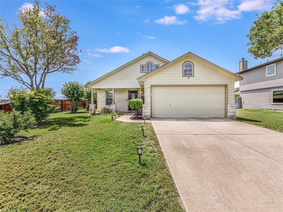 202 Schaefer Blvd in Bastrop, TX - Building Photo