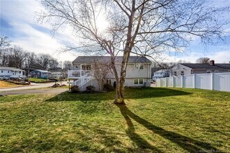 73 Maxwell Dr in Plantsville, CT - Building Photo - Building Photo