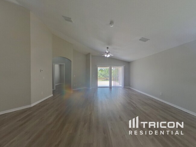 6806 Guilford Crest Dr in Apollo Beach, FL - Building Photo - Building Photo