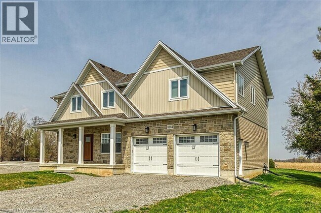 8184 Airport Rd E in Hamilton, ON - Building Photo - Building Photo