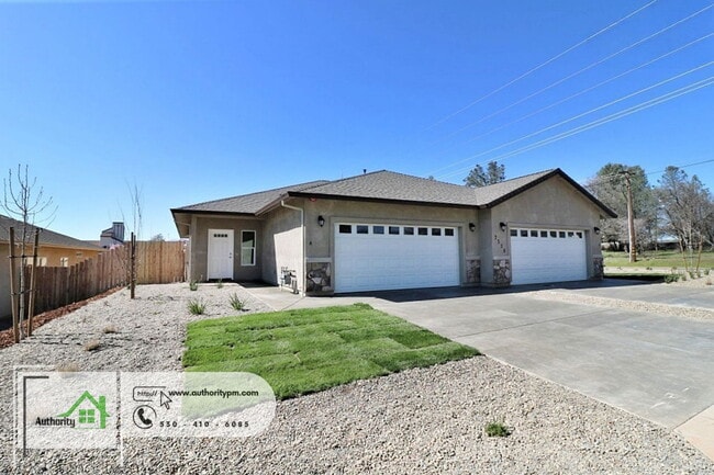 2530 Rainbow Ln in Redding, CA - Building Photo - Building Photo