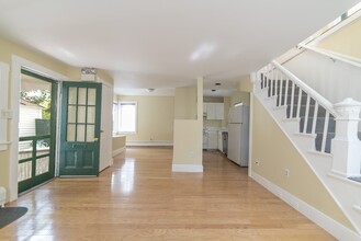 10 1/2 Appian Way, Unit 1 in Cambridge, MA - Building Photo - Building Photo