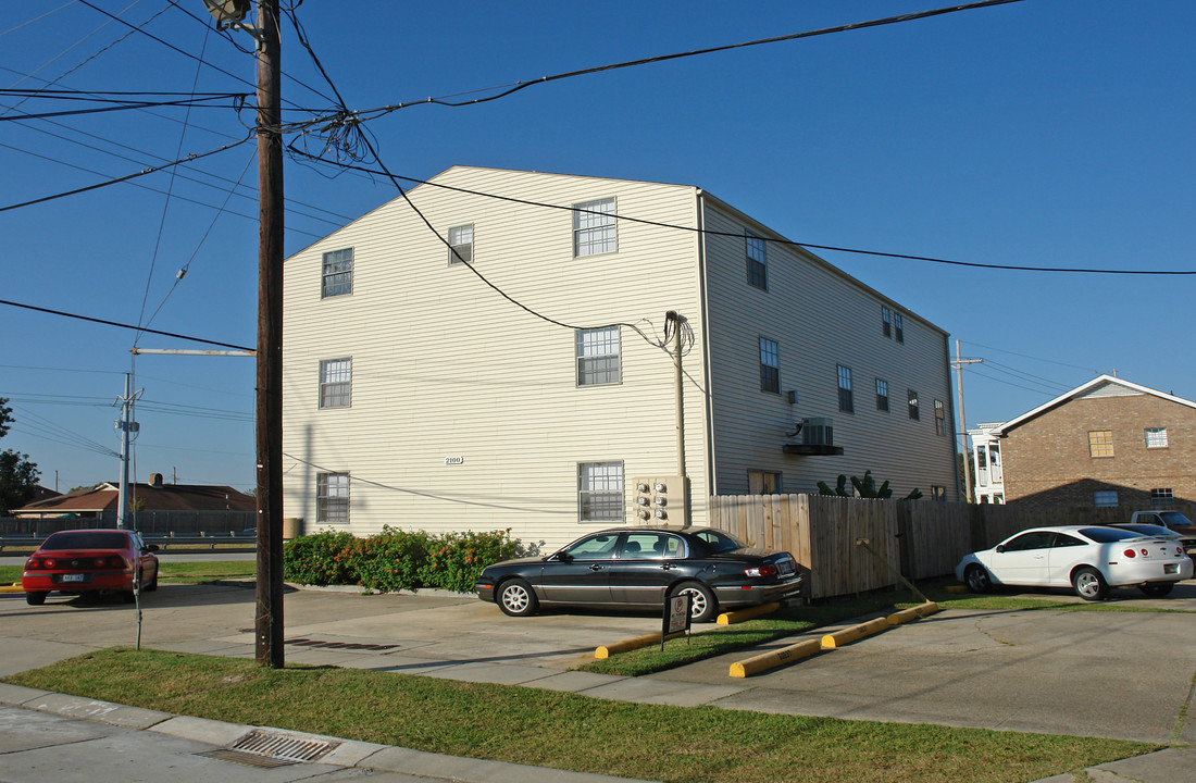 2100 Giuffrias Ave in Metairie, LA - Building Photo