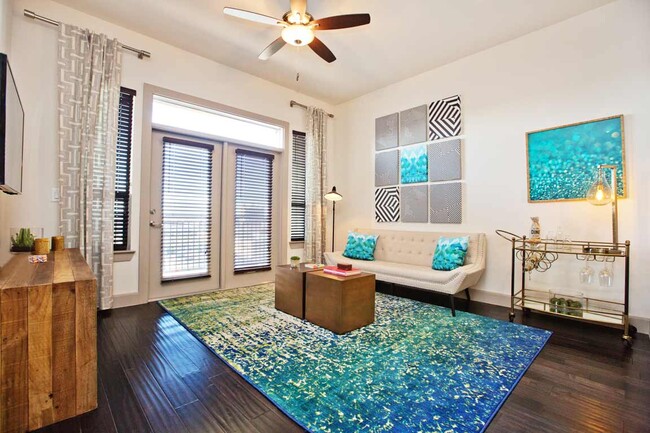 Midtown on the Rail in Houston, TX - Foto de edificio - Building Photo