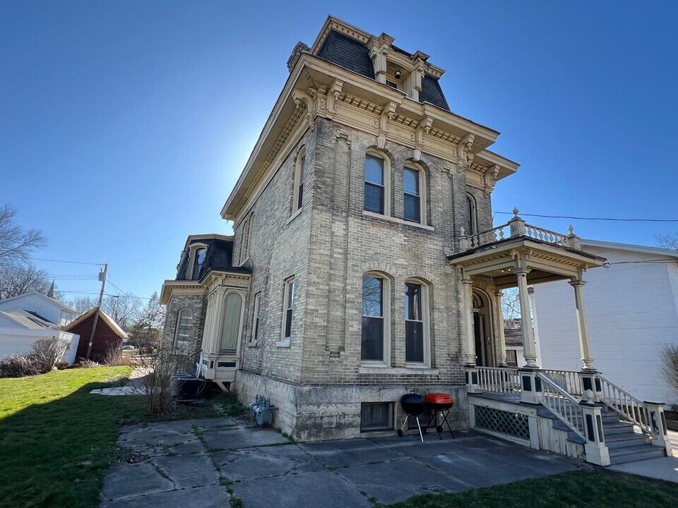 170 S Jackson St in Janesville, WI - Building Photo